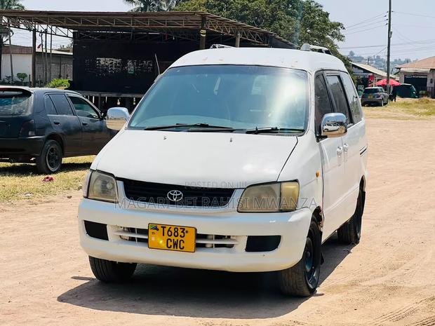 Toyota Noah 2005 White