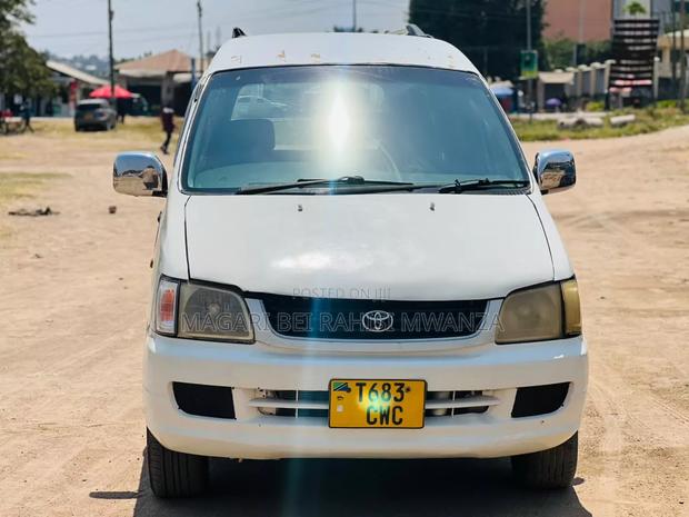 Toyota Noah 2005 White