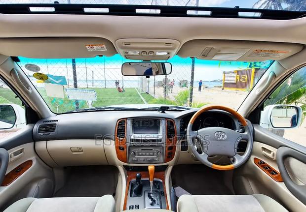 Toyota Land Cruiser 2004 White