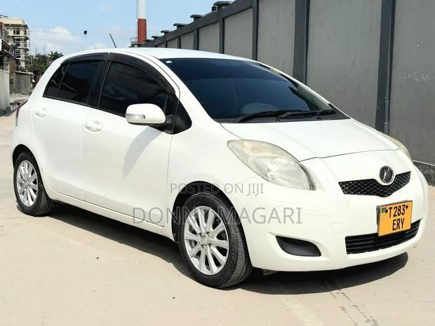 Toyota Vitz 2009 White