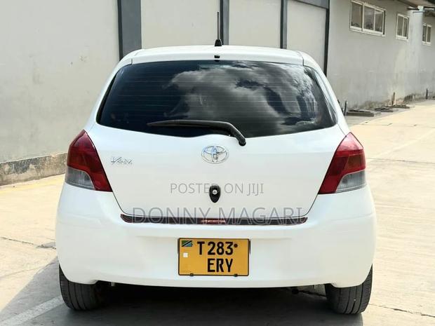 Toyota Vitz 2009 White