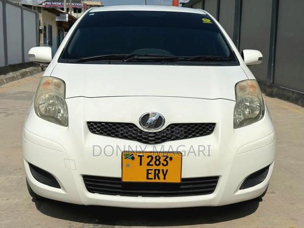 Toyota Vitz 2009 White