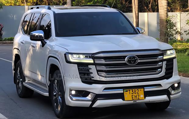 Toyota Land Cruiser LC300 2023 White