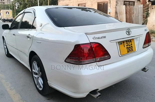 Toyota Crown 2006 White