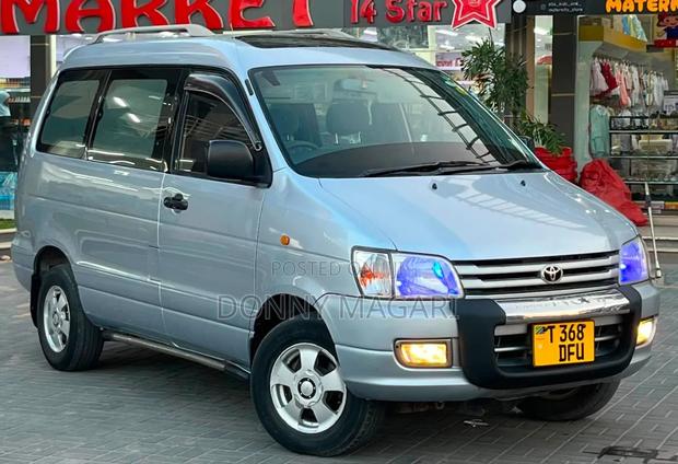 Toyota Noah 2001 Silver