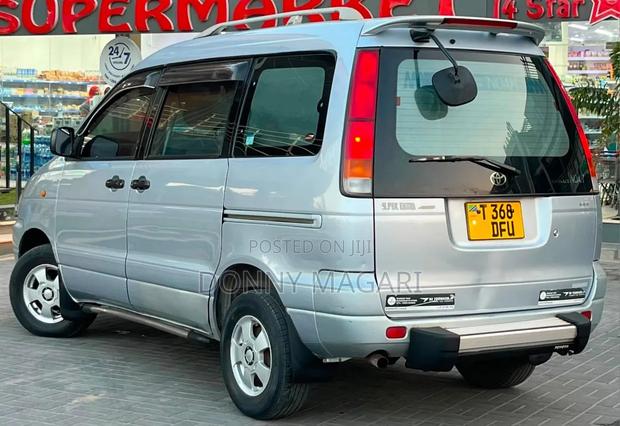 Toyota Noah 2001 Silver