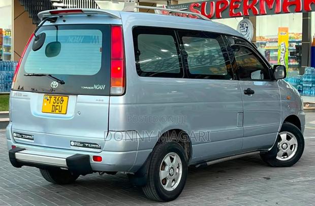 Toyota Noah 2001 Silver