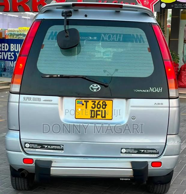 Toyota Noah 2001 Silver