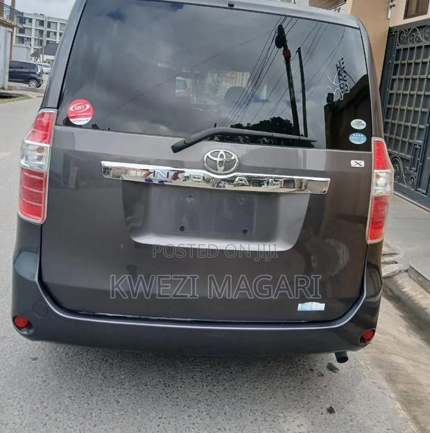 Toyota Noah 2008 Gray