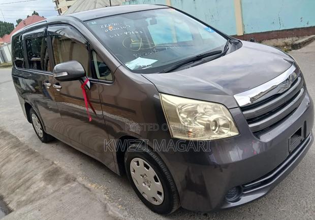 Toyota Noah 2008 Gray