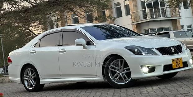 Toyota Crown 2010 White