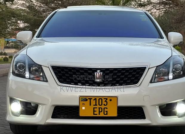 Toyota Crown 2010 White