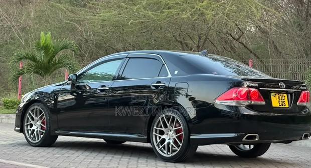 Toyota Crown 2011 Black