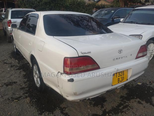 Toyota Cresta 2000 White