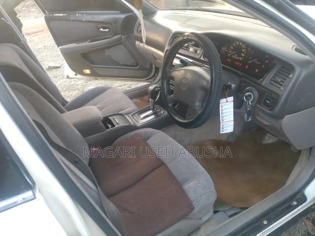Toyota Cresta 2000 White