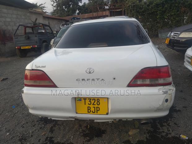 Toyota Cresta 2000 White