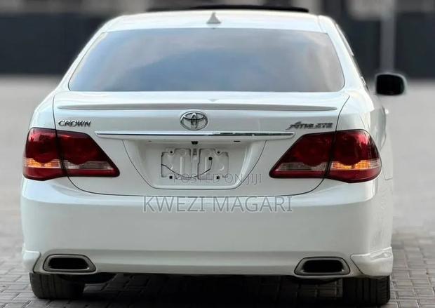 Toyota Crown 2009 White