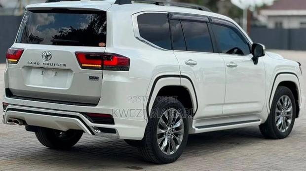 Toyota Land Cruiser 2025 White