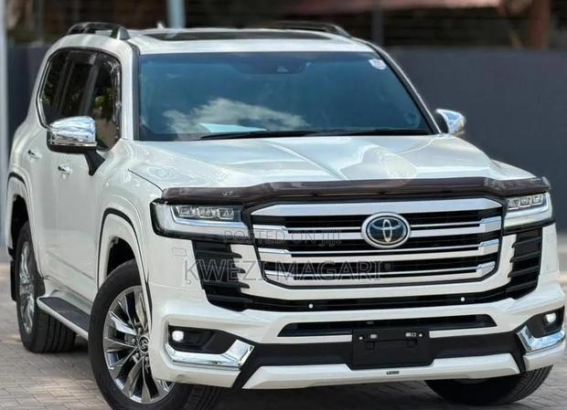 Toyota Land Cruiser 2025 White