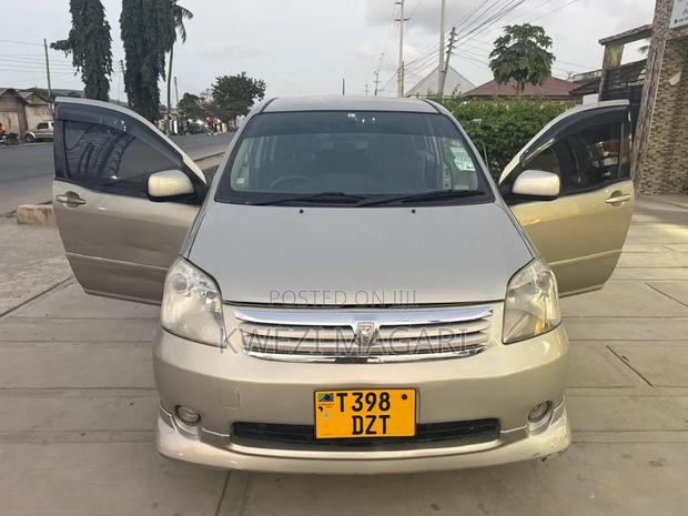 Toyota Raum 2004 Silver