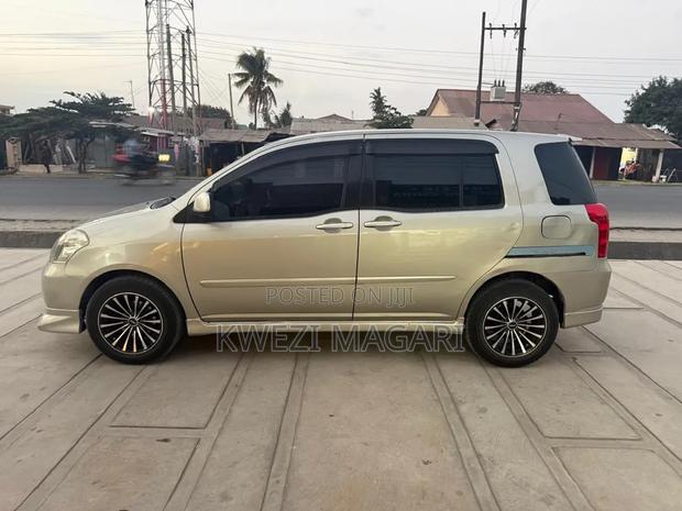 Toyota Raum 2004 Silver