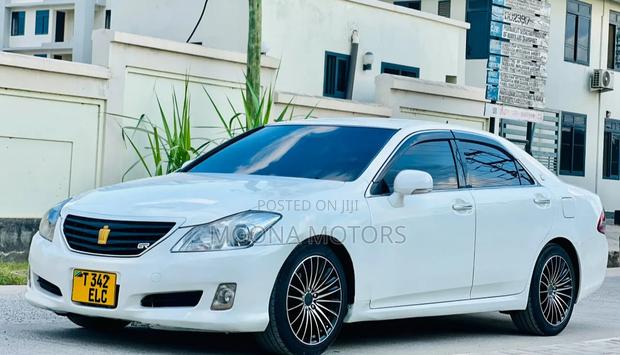 Toyota Crown 2010 White