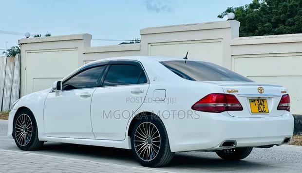 Toyota Crown 2010 White