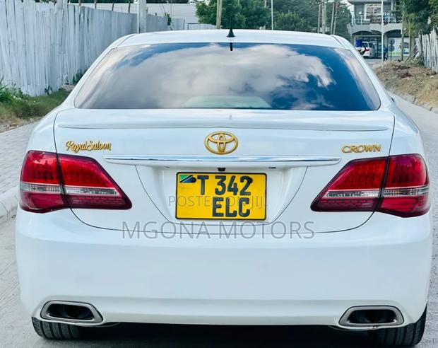 Toyota Crown 2010 White