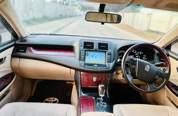 Toyota Crown 2010 White
