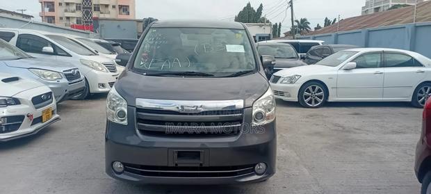 Toyota Noah 2009 Gray