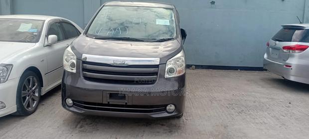 Toyota Noah 2009 Gray