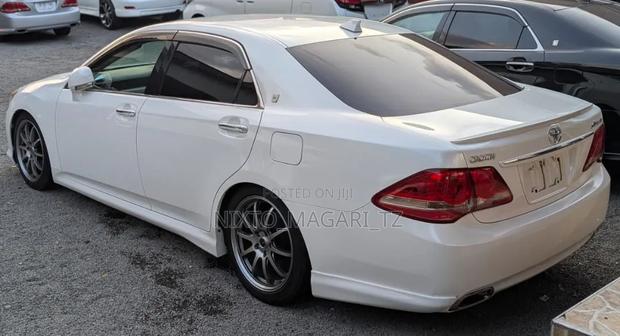 Toyota Crown 2009 Off white