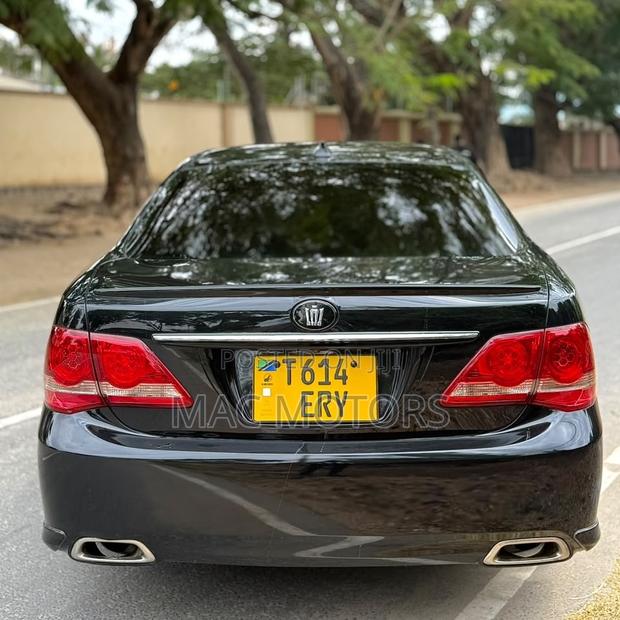 Toyota Crown 2009 Matt Black