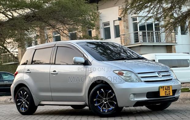 Toyota IST 2003 Silver