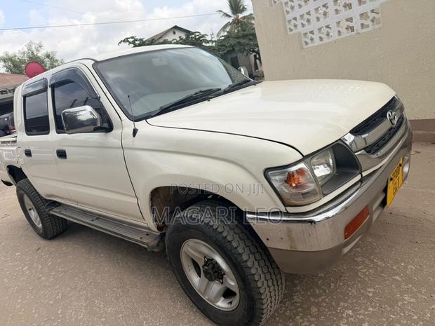 Toyota Hilux 2021 White