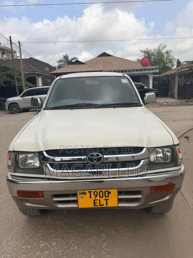 Toyota Hilux 2021 White