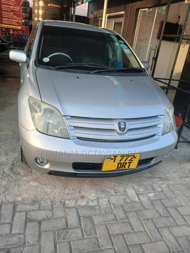 Toyota IST 2004 Silver