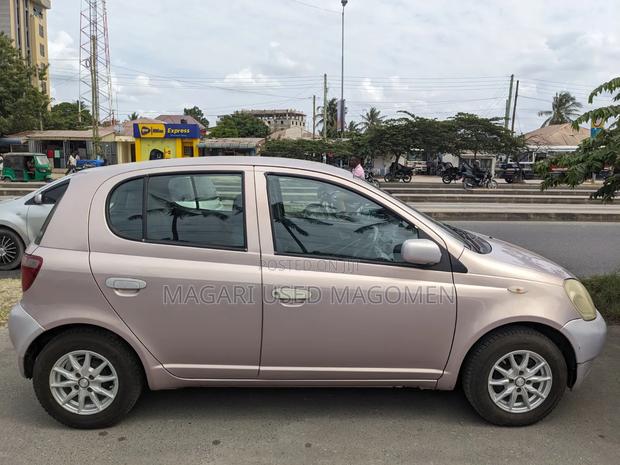 Toyota Vitz 2001 Pink