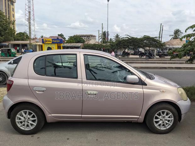 Toyota Vitz 2001 Pink