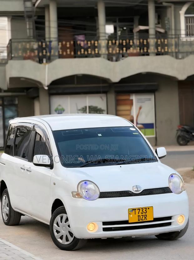 Toyota Sienta 2004