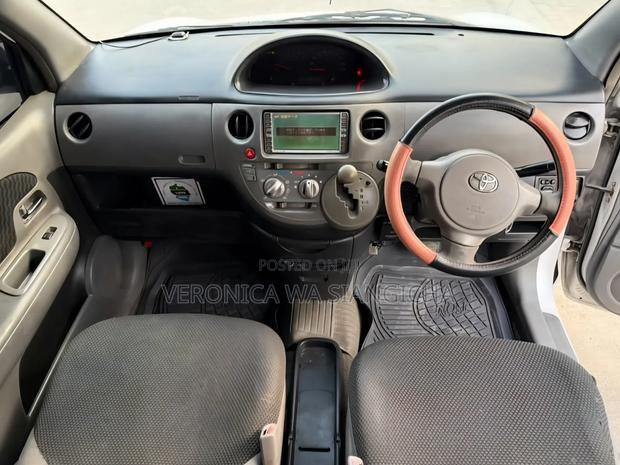 Toyota Sienta 2004