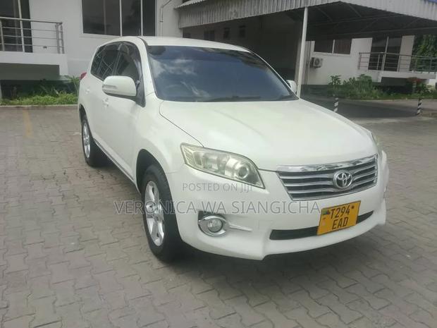 Toyota Vanguard 2011 White