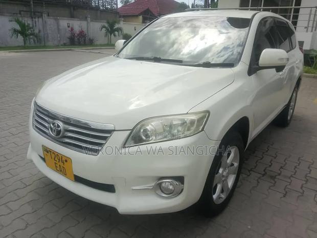 Toyota Vanguard 2011 White