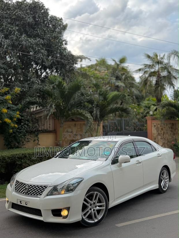 Toyota Crown 2010 White