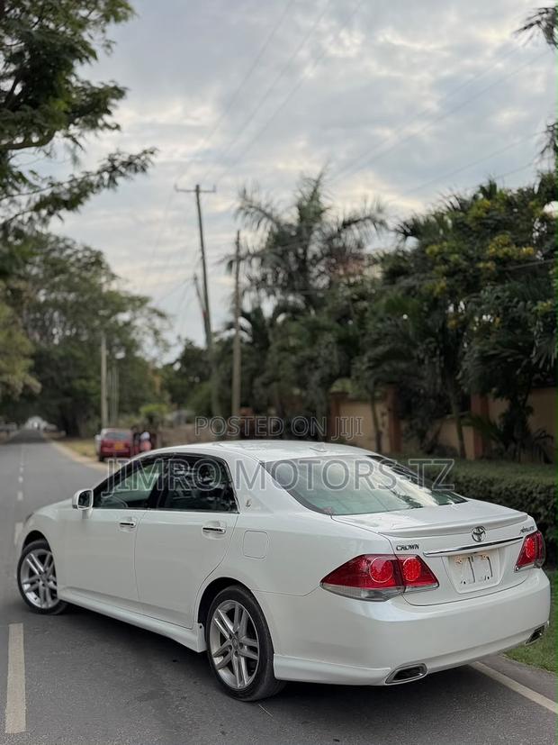 Toyota Crown 2010 White