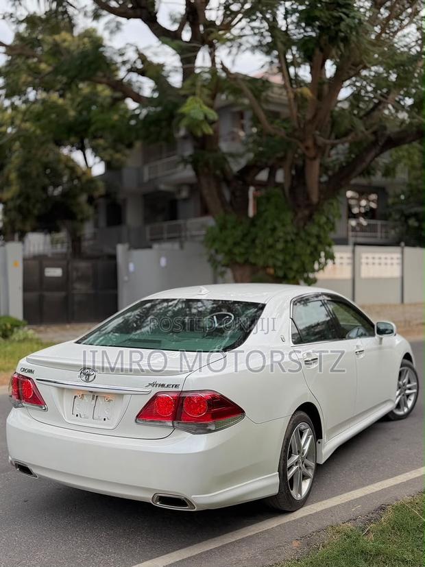 Toyota Crown 2010 White