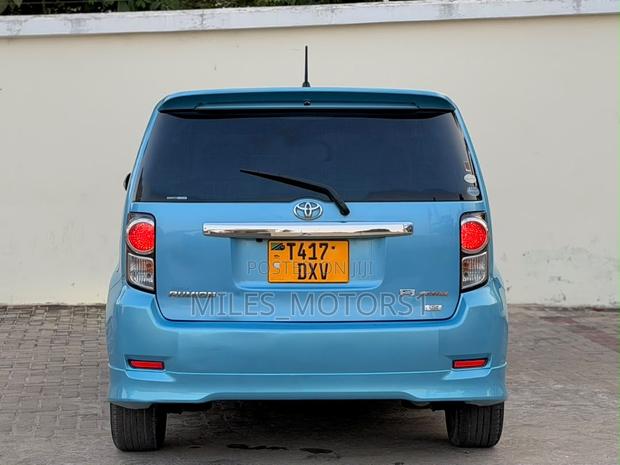 Toyota Corolla Rumion 2011 Blue