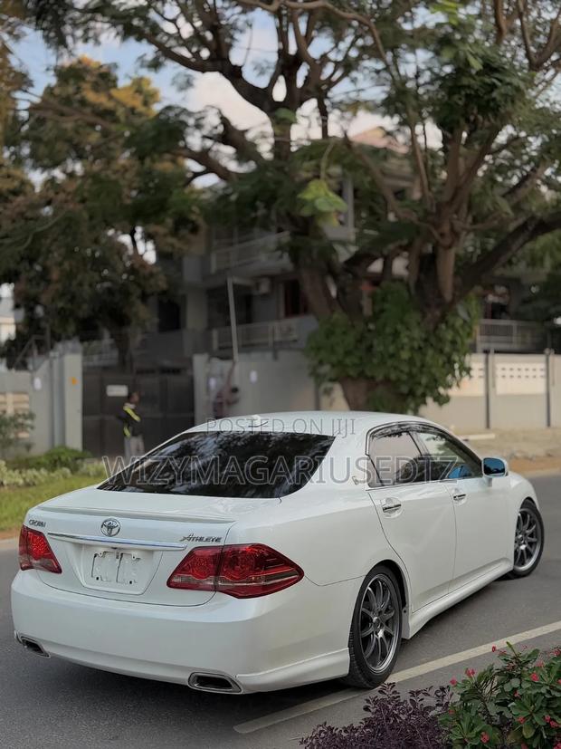 Toyota Crown 2009 White