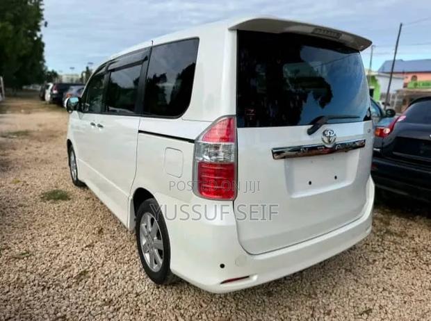 Toyota Noah 2010 White