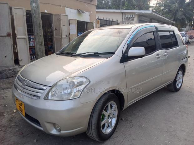 Toyota Raum 2006 Gold